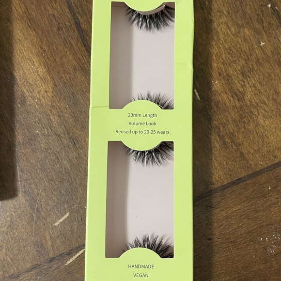 False Eyelashes - Picture 2 of 4